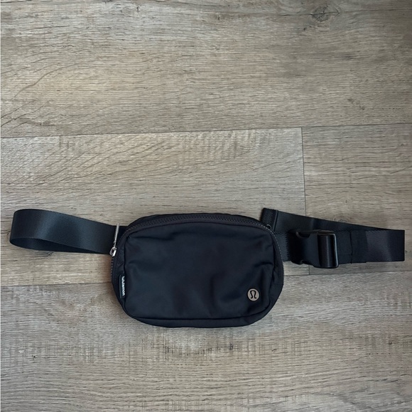 Lululemon Everywhere Belt Bag in Black - Picture 2 of 5